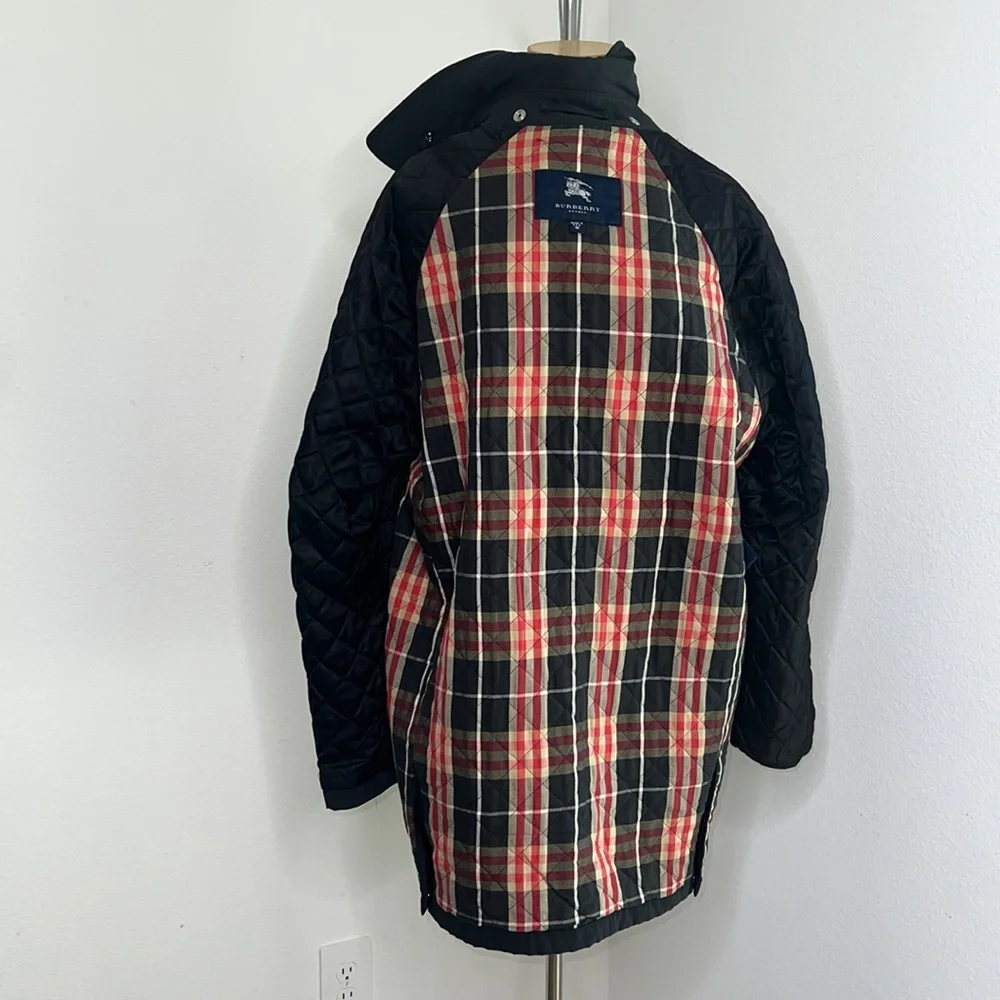 🔹 Burberry Hooded Coat